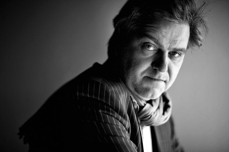 satsning. Ole Bornedal har brugt tre år på at skrive Tom Bukswientys bøger om 'Slagtebænk Dybbøl' og 'Dommedag Als' om til en tv-serie og en spillefilm. 