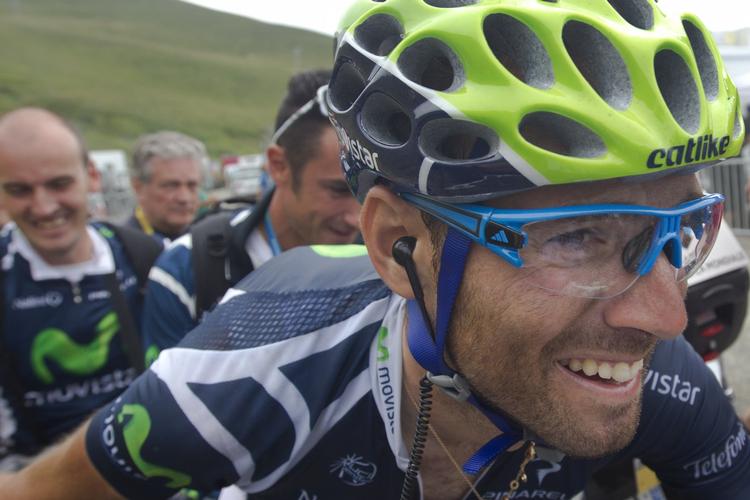 Ude. Alejandro Valverde gik ind til dagens udfordring med et forspring på 6 sekunder til Joaquin Rodriguez og 10 til Bradley Wiggins, men spanieren er nu ude af løbet i Spanien. 