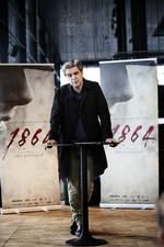 drama. 53-årige Ole Bornedal står i spidsen for det kæmpestore tv-serieprojekt '1864', der skal vises på DR i efteråret 2014. Allerede inden første scene er optaget, har flere historikere luftet skepsis overfor Bornedals fortælling. 
