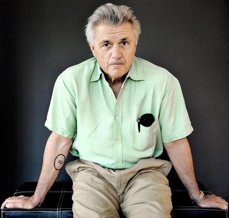 Kostskoledreng. Han ligner en af sine romanfigurer i en ældre udgave, John Irving. Altid akademisk afslappet i tøjstilen og ikke bleg for en pastelfarvet skjorte. Man er vel kunstner.