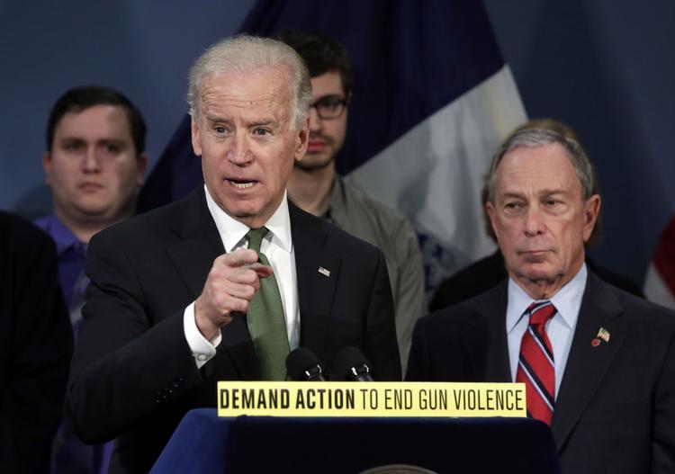 Mod. »Tænk på Newtown«, lød det fra vicepræsidenten, da han opfordrede de politiske kræfter i landet til at mande sig op og støtte en strengere våbenlovgivningen sammen med New Yorks borgmester Michael Bloomberg. 