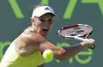 Optur. Hun tabte første sæt, men tog så de to næste sikkert. Så er Wozniacki i gang igen. Og forhåbentlig på vej mod at toppe den semifinaleplads, hun nåede i samme turnering sidste år. 