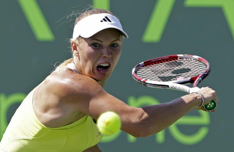 Optur. Hun tabte første sæt, men tog så de to næste sikkert. Så er Wozniacki i gang igen. Og forhåbentlig på vej mod at toppe den semifinaleplads, hun nåede i samme turnering sidste år. 