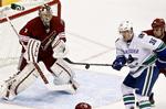 topform. Jannik Hansen (i hvidt) forsøger at rette pucken mod mål for Vancouver Canucks i kampen mod Mikkel Bødkers Phoenix Coyotes. 