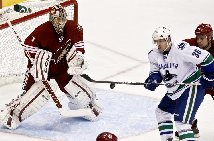 topform. Jannik Hansen (i hvidt) forsøger at rette pucken mod mål for Vancouver Canucks i kampen mod Mikkel Bødkers Phoenix Coyotes. 