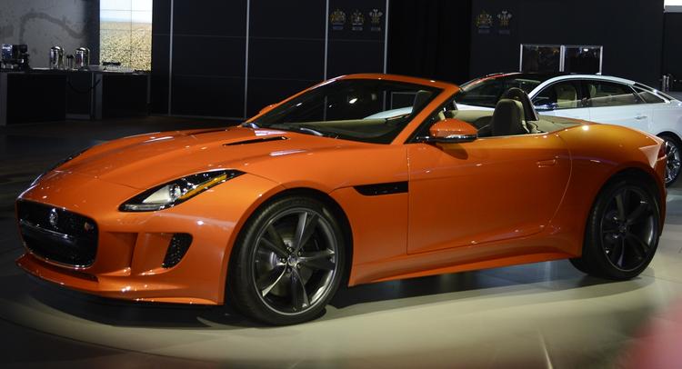 Eksklusiv. Jaguar F-type er en typisk engelsk sportsvogn. 1,5 millioner kroner er prisen for billigste udgave. 