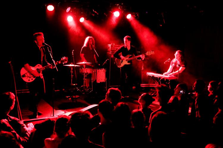 Rødt. Low gav 2011  koncert i Lille  Vega i København. 
