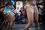 Gadeplan. Copenhagen Carnival med sambarytmer og letpåklædte kvinder på Strøget og i Fælledparken lukker og slukker. 