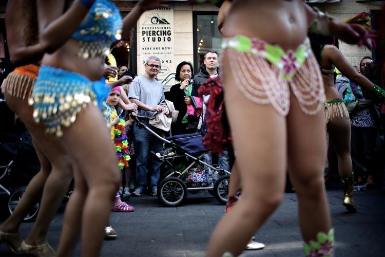 Gadeplan. Copenhagen Carnival med sambarytmer og letpåklædte kvinder på Strøget og i Fælledparken lukker og slukker. 