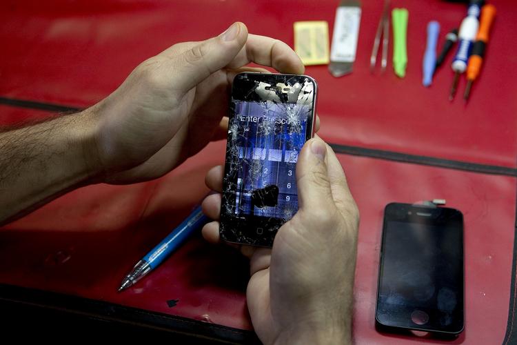 knust. Det er denne sårbarhed, Apple har haft i baghovedet, da selskabet indgav de seneste patentansøgninger. En funktion der kan få en iPhone til at vende sig om, når den tabes. 