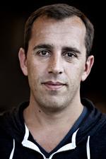 Smuttur. 40-årige Nikolaj Arcel er et smut i Danmark for at besøge familie og venner, forny sit USA-visum, modtage en pris og gennemse førsteudgaven af 'Kvinden i buret', filmatiseringen af Jussi Adler-Olsens roman, som Arcel har skrevet manuskript til sammen med Rasmus Heisterberg. 