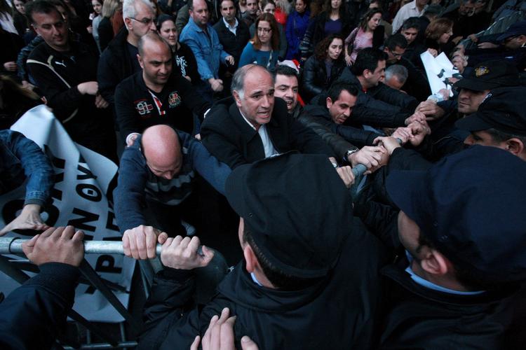 Vrede. Rasende ansatte fra Cyperns største bank, Laiki Bank, protesterer foran det kriseramte lands parlament. 