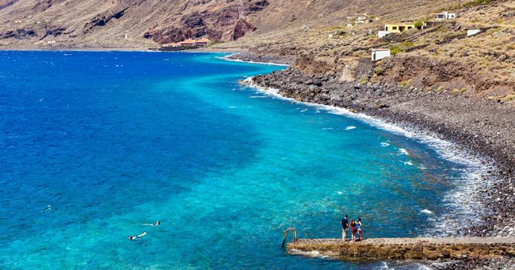 Online. Vandet på El Hierrros Las Playas er fint. Og når du har badet kan du turengårtil.dk på nettet eftersom, der nu er trådløst internet over alt på den lille ø. 