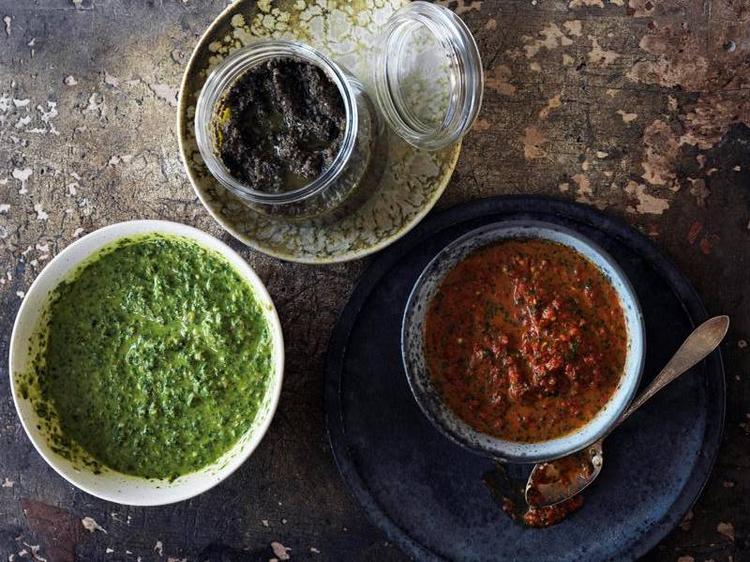 Smag. Fra venstre mod højre: 4. salsa verde, 5. oliventapenade og 6 harissa. 