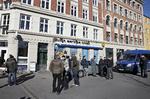 To borgmestre i Københavns Kommune vil have Folketingets Retsudvalg og justitsministeren, Morten Bødskov (S), til at komme ud på Nørrebro og se bandeproblemets omfang. På billedet ses politiet under en razzia ved Folkets Plads på Nørrebro. 