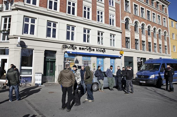To borgmestre i Københavns Kommune vil have Folketingets Retsudvalg og justitsministeren, Morten Bødskov (S), til at komme ud på Nørrebro og se bandeproblemets omfang. På billedet ses politiet under en razzia ved Folkets Plads på Nørrebro. 