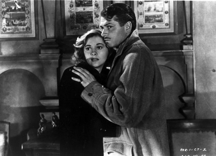 gyser. Danske Nikolaj Arcel gårt Alfred Hitchcock i bedene, når han genindspiller Daphne du Mauriers klassiker 'Rebecca'. 