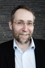1864. »En film og et drama opererer jo på en helt anden måde end en historiker og en dokumentarist«, siger Tom Buk-Swienty, hvis bøger Ole Bornedals tv-serie er frit baseret på. »Et drama kører meget på følelserne, det er man nødt til - hvis det bliver en historielektion, bliver det fantastisk kedeligt«, siger han. 