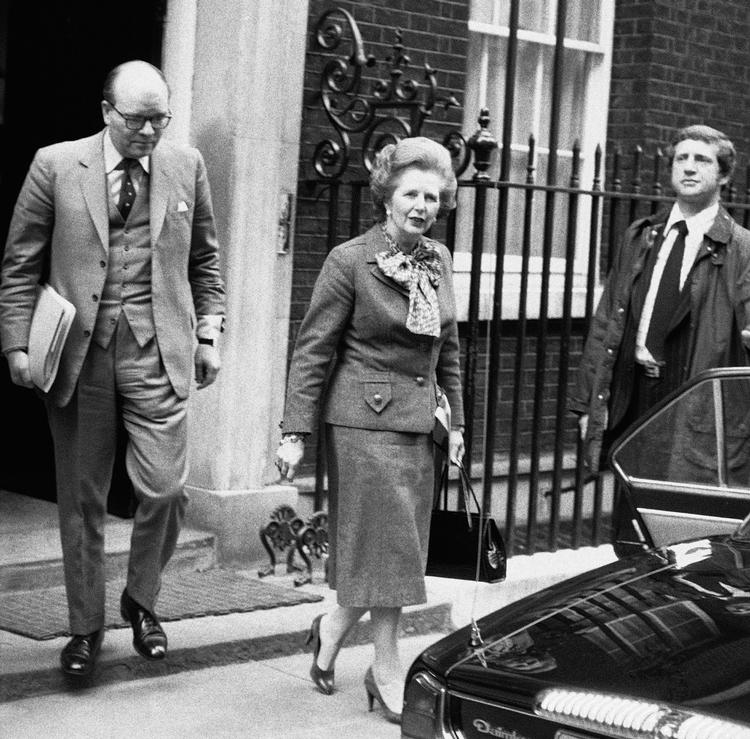LEDER. Margaret Thatcher er her fotograferet foran Downing Street 14. april 1982. 