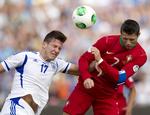 blindt. Cristiano Ronaldo (th) kom ikke på scoringstavlen for Portugal, der skuffede i kampen mod Israel. 