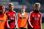 midtpunktet. Anfører Daniel Agger, her mellem den unge Kasper Kusk og Simon Makienok (t.h.), er udråbt som en verdensklassespiller af tjekkernes Tomás Rosický inden VM-opgøret. Foto: Jens Dresling