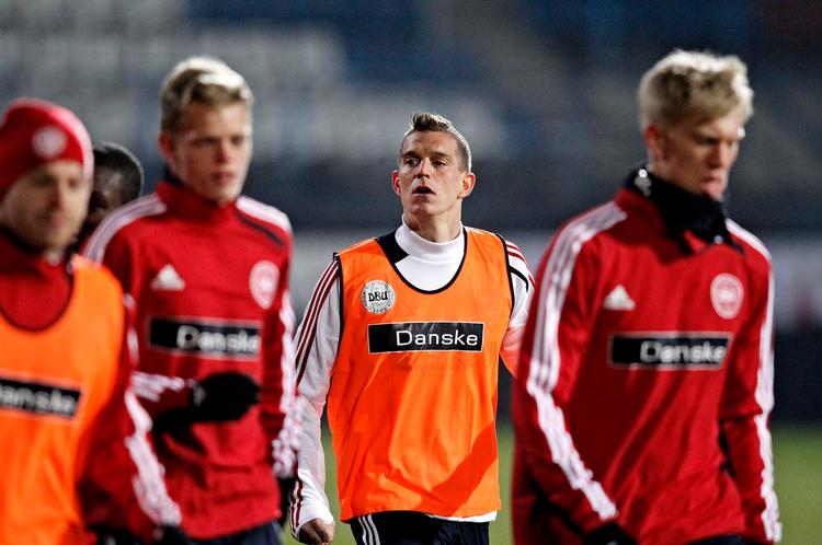 midtpunktet. Anfører Daniel Agger, her mellem den unge Kasper Kusk og Simon Makienok (t.h.), er udråbt som en verdensklassespiller af tjekkernes Tomás Rosický inden VM-opgøret. Foto: Jens Dresling