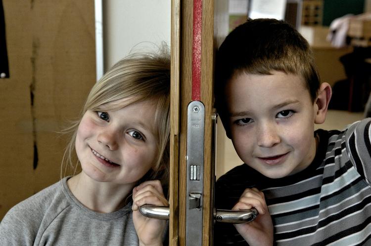 Opdelt. På Skærbæk Skole har man forsøgt sig med kønsopdelt undervisning i børnehaveklasserne. Men det er ikke overalt i samfundet, man kan lave den slags opdelinger, skriver Milla Mølgaard. 