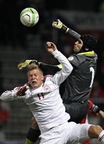 Stærk. Andreas Cornelius tabte denne duel med Petr Cech i 1. halvleg, men fik revanche efter pausen. 