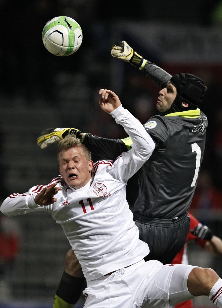 Stærk. Andreas Cornelius tabte denne duel med Petr Cech i 1. halvleg, men fik revanche efter pausen. 
