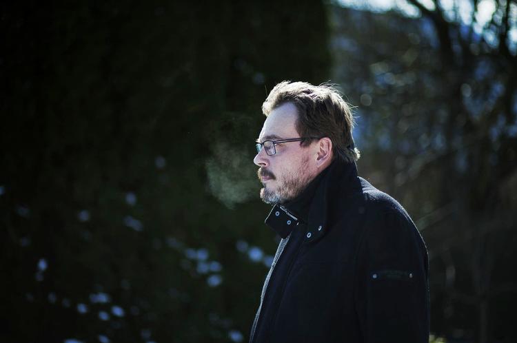Jobjag. Da 49-årige Carsten W. Hansen havde gået arbejdsløs et halvt års tid, begyndte han at føle sig uden for arbejdsmarkedet. Men allerede da han forlod Lindøværftet for sidste gang, var han klar over, at det ville blive svært at finde et nyt job i industrien. 