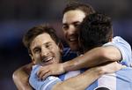 Kasse. Higuain og Messi får sig en krammer med holdkammeraterne efter Higuains anden scoring. 