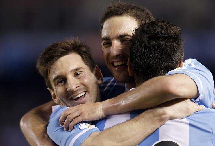 Kasse. Higuain og Messi får sig en krammer med holdkammeraterne efter Higuains anden scoring. 