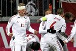 Jaaaa. Andreas Cornelius skriger sin glæde ud, mens Daniel Agger og de øvrige holdkammerater krammer hinanden. 