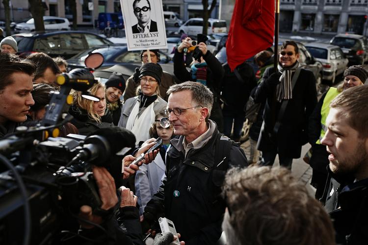 Støtte. Anders Bondo Christensen fik opbakning fra lærere på vej ind til forhandlingerne i går. 