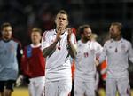 Anfører. Daniel Agger takker de tilrejsende danske tilskuere efter kampen. 