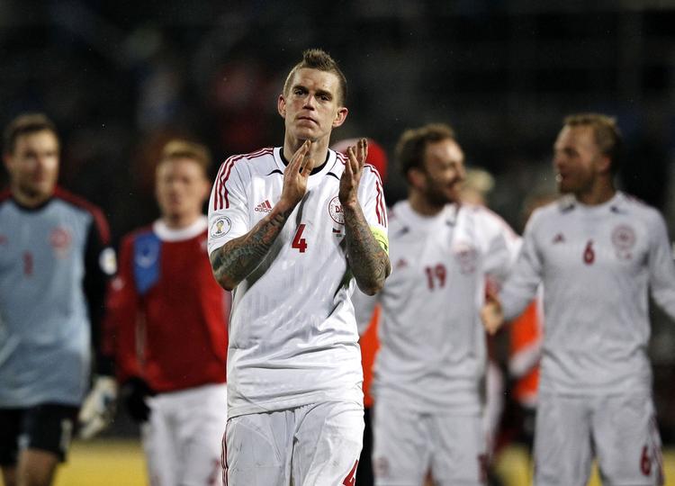 Anfører. Daniel Agger takker de tilrejsende danske tilskuere efter kampen. 