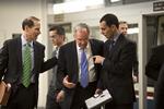 Flertal. Senator Ron Wyden, demokrat fra Oregon (til venstre) , og Tom Harkin, demokrat fra Iowa (i midten) har sat kurs mod salen i Senatet for at stemme om budgettet. 