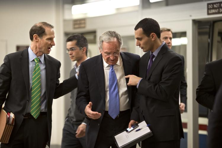 Flertal. Senator Ron Wyden, demokrat fra Oregon (til venstre) , og Tom Harkin, demokrat fra Iowa (i midten) har sat kurs mod salen i Senatet for at stemme om budgettet. 