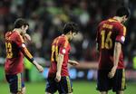 1-1. De spanske stjerner (fra venstre) Juan Mata, David Silva og Sergio Busquets forlader banen efter den skuffende indsats mod Finland. 