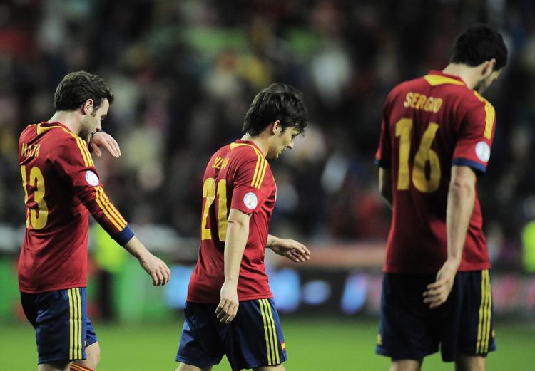 1-1. De spanske stjerner (fra venstre) Juan Mata, David Silva og Sergio Busquets forlader banen efter den skuffende indsats mod Finland. 