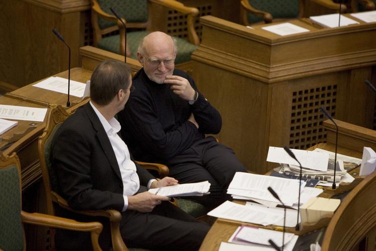 Opbakning. Aage Frandsen fotograferet i 2004, hvor han sad i Folketinget for SF. Her i diskussion med Ole Sohn, som har været ude og advare Annette Vilhelmsen mod at »lege med ilden« med sine meldinger om en fleksibel dagpengeperiode. 