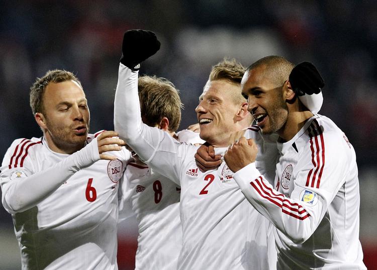 velforberedt. Jublende danskere fejrer Niki Zimlings (nummer to fra højre)  brag af et mål til 3-0 mod Tjekkiet. 