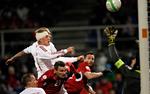 højt. Andreas Cornelius (med bandagen) stiger til vejr sammen med Simon Kjær, der scorer til 2-0 for Danmark bag en prisgivet tjekkisk målmand, Petr Cech. 