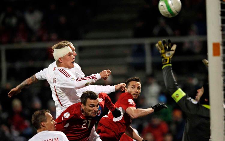 højt. Andreas Cornelius (med bandagen) stiger til vejr sammen med Simon Kjær, der scorer til 2-0 for Danmark bag en prisgivet tjekkisk målmand, Petr Cech. 