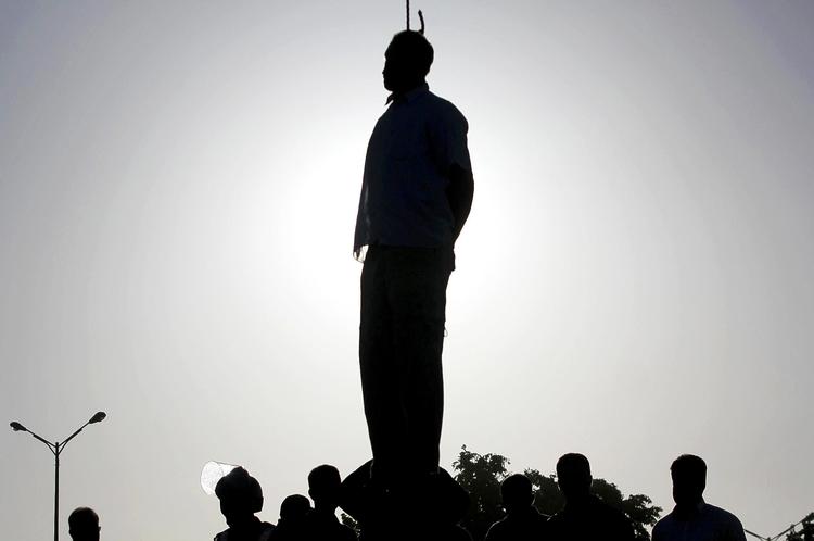 Hængning. I Iran blev der ifølge  Amnesty International i 2011 henrettet mindst 488 mennesker for narkorelateret kriminalitet. Billedet viser en hængning i byen Qazvin, 130 km fra hovedstaden  Teheran, hvor fem fanger i 2011 blev hængt for mord, voldtægt og væbnet  røveri. 