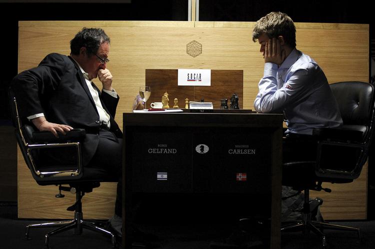 Bekymring. Boris Gelfand (tv.) har sin ungdoms stramme sovjetiske skakstil i behold, selv om han er udvandret til  Israel. Det står i kontrast til norske  Magnus Carlsens (th.) mere afslappede skandinaviske tilgang. Skak skal være sjovt. Hans resultater taler for sig selv. 