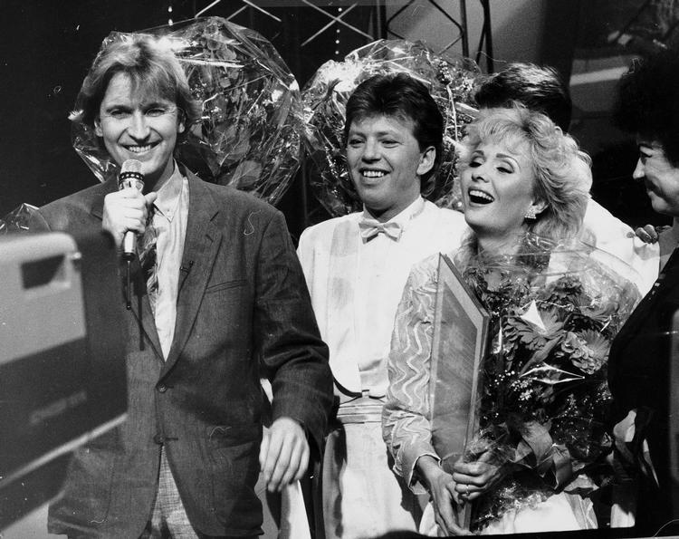 Hitmand. John Hatting (midten) og Lise Haavik sammen med Jørgen de Mylius efter duoen Trax vandt det danske Melodi Grand Prix i 1986. 