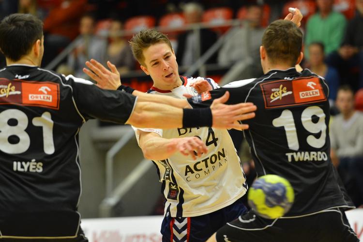 Intenst. De hvidklædte Team Tvis Holstebro-spillere måtte kæmpe for sejren mod polske Wisla Plock. 