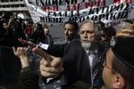 Modstand. Cypern har oplevet mange dage med protester. I dag var der også en støtte til cyprioterne ved en demonstration i den græske hovedstad, Athen. 