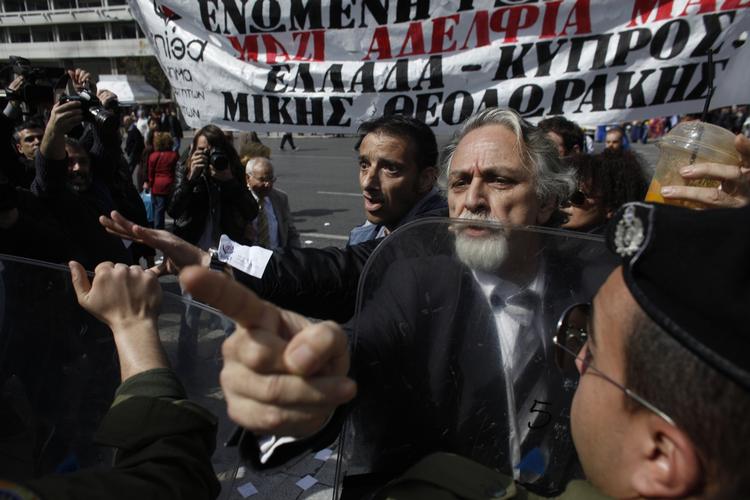 Modstand. Cypern har oplevet mange dage med protester. I dag var der også en støtte til cyprioterne ved en demonstration i den græske hovedstad, Athen. 